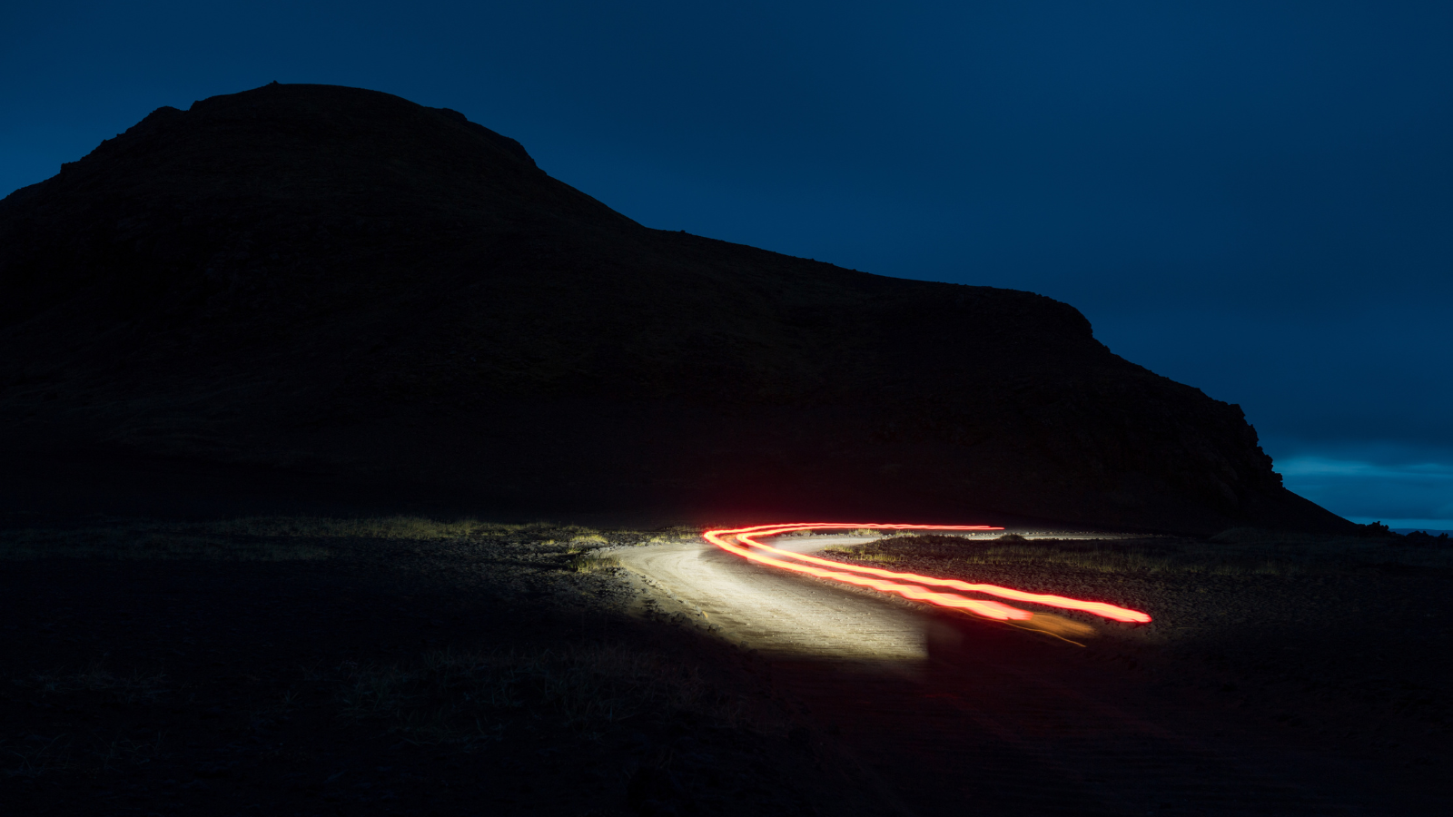 Driving the Icelandic Highlands at night 