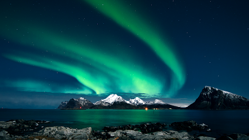 Northern lights as a great outdoor activity for a girls getaway Iceland
