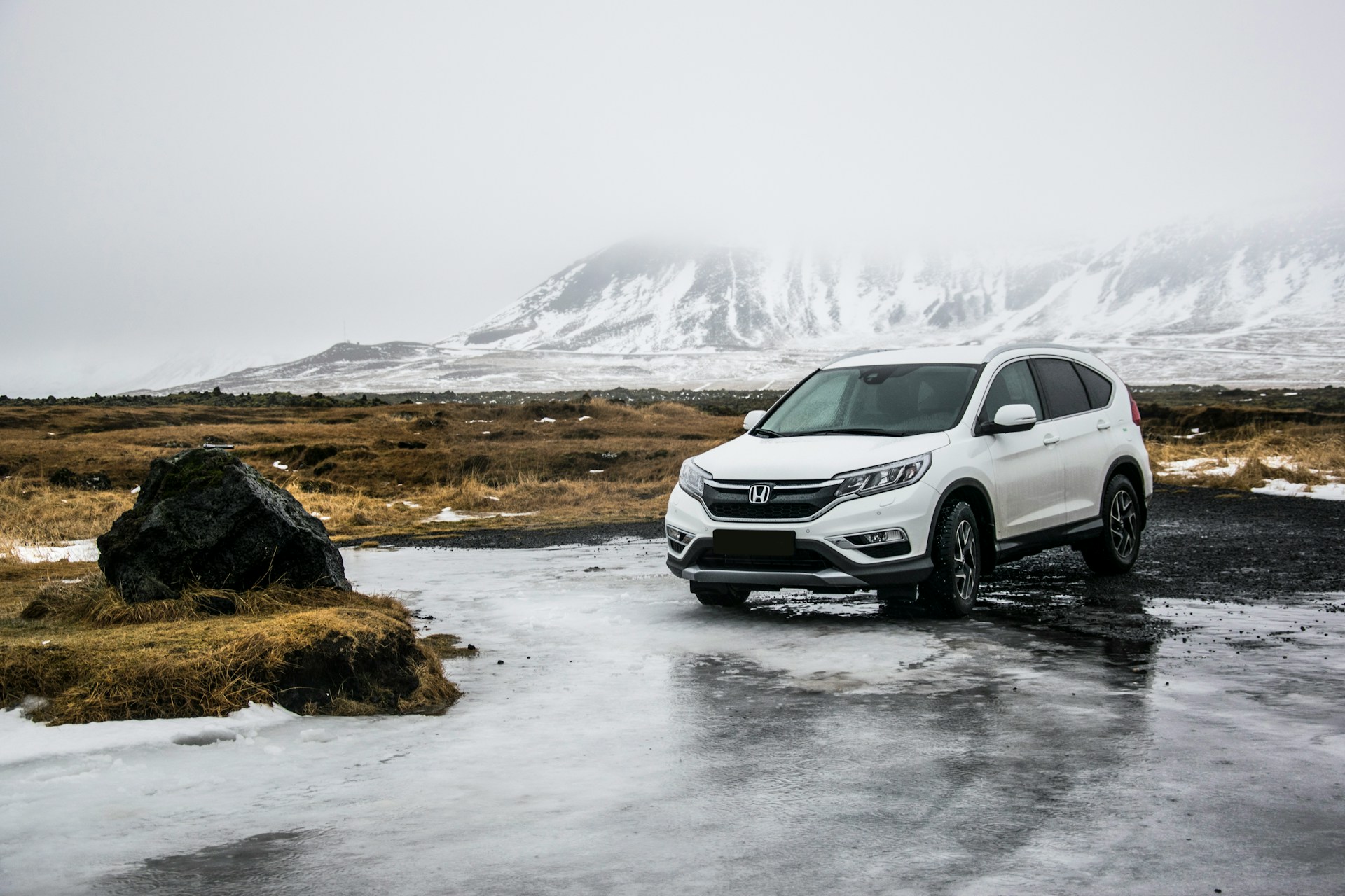 Image of a car rental in iceland driving on f-roads