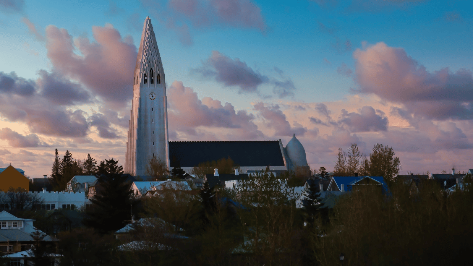Hallgrimskirkja church at midnight during the Midnight Sun